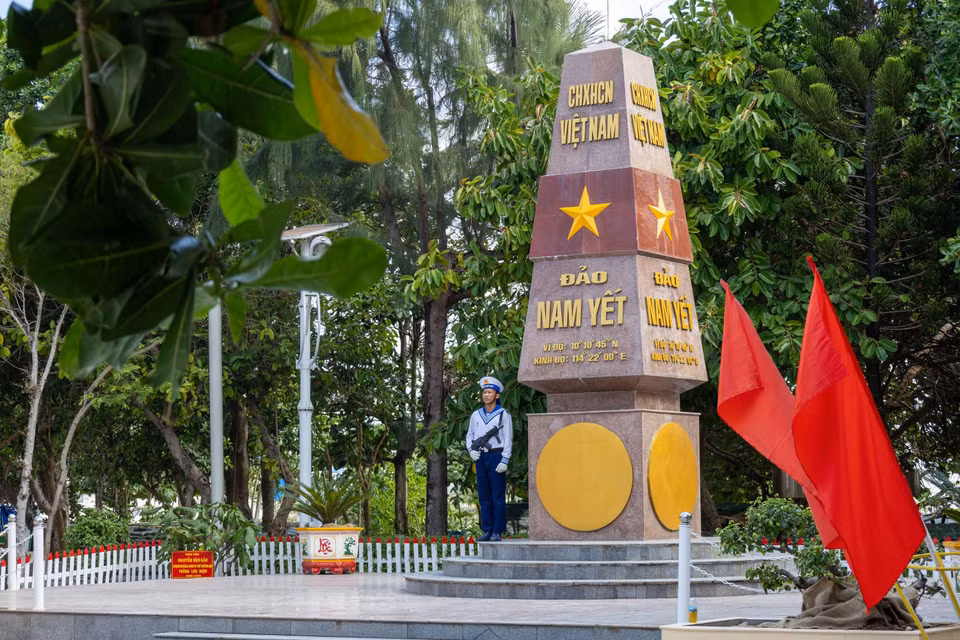 Những hàng cây hiên ngang trong gió như chính người lính đảo. (Ảnh: Xuân Quý/TTXVN)