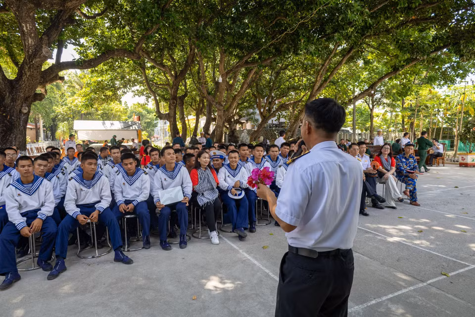 Bóng mát từ những tán cây là nơi tổ chức các hoạt động sinh hoạt, giải trí cho chiến sỹ trên đảo. (Ảnh: Xuân Quý/TTXVN)