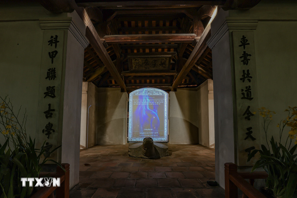 Bia đá tại Văn Miếu không chỉ là hiện vật lưu giữ lịch sử mà đang trở thành “phương tiện kể chuyện” nhờ ứng dụng ánh sáng và công nghệ số, góp phần đưa di sản từ trạng thái tĩnh sang trải nghiệm tương tác. (Ảnh: Phạm Tuấn Anh/TTXVN)