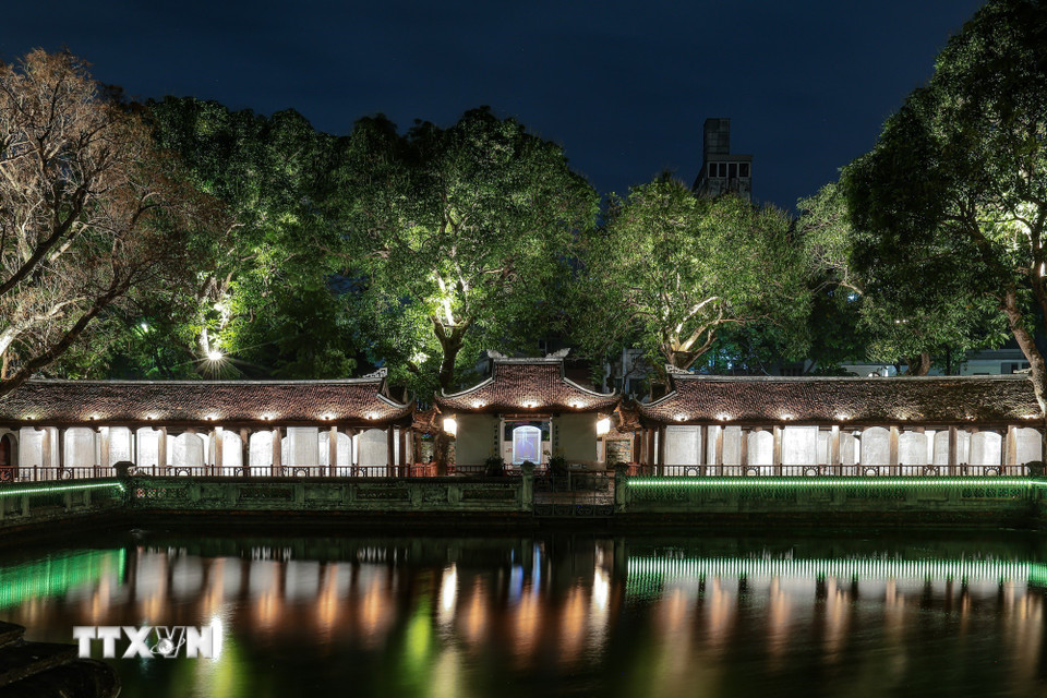 Hiệu ứng ánh sáng được thể hiện trên bề mặt bia đá và hoa văn cổ, góp phần làm nổi bật các chi tiết di sản. (Ảnh: Phạm Tuấn Anh/TTXVN)