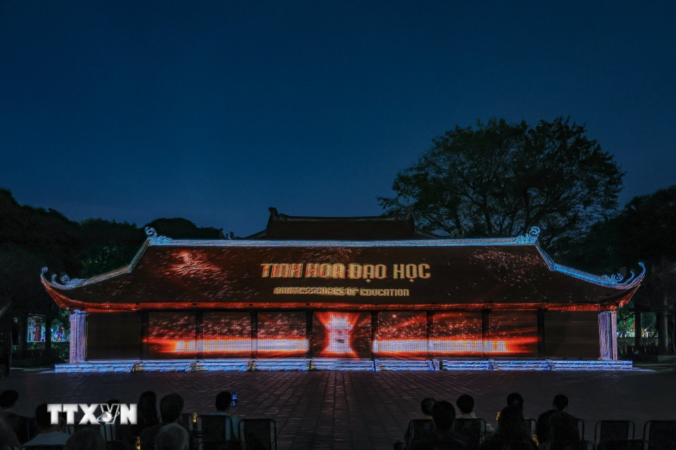 Hành trình ánh sáng sẽ tái hiện một cách đầy cảm xúc và sáng tạo câu chuyện lịch sử của Văn Miếu - Quốc Tử Giám, đưa khán giả khám phá vẻ đẹp của di sản văn hóa dân tộc theo cách hoàn toàn mới. (Ảnh: Phạm Tuấn Anh/TTXVN)