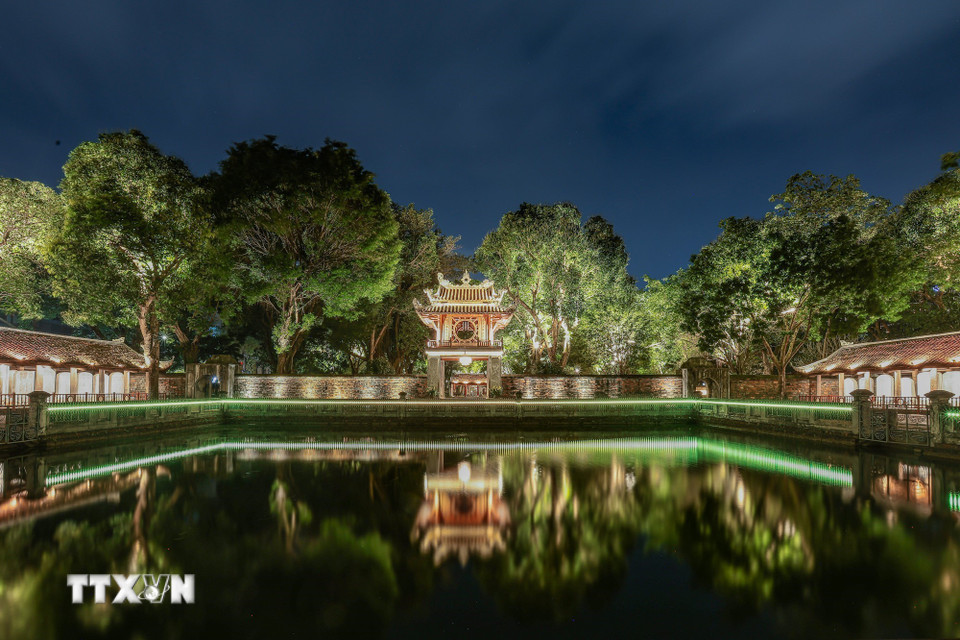 Cổng Khuê Văn Các được chiếu sáng nghệ thuật, góp phần làm nổi bật vẻ đẹp kiến trúc truyền thống trong không gian hiện đại. (Ảnh: Phạm Tuấn Anh/TTXVN)
