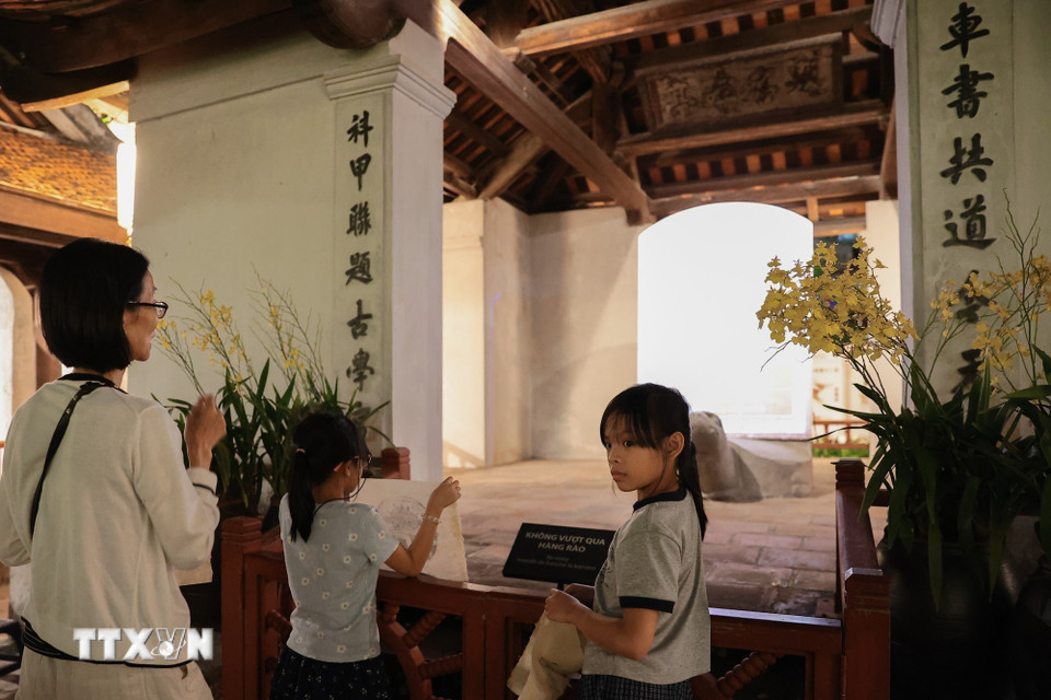 Trẻ em trải nghiệm không gian di sản kết hợp công nghệ, tương tác với "cụ rùa", góp phần nâng cao nhận thức về lịch sử và văn hóa dân tộc. (Ảnh: Phạm Tuấn Anh/TTXVN)