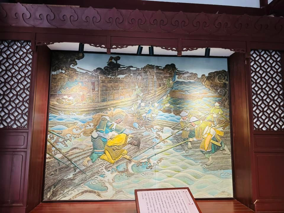 Các bức bích họa trên tường kể về câu chuyện của Nhạc Phi. (Ảnh: Anh Quang/Vietnam+)