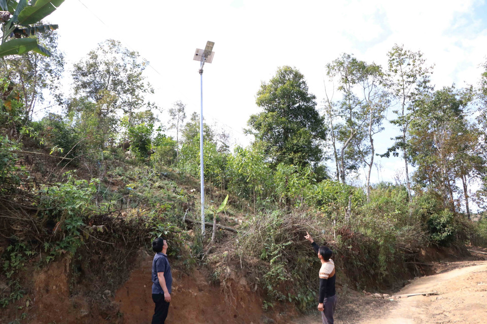 Không có điện lưới quốc gia, người dân bản Tia Ma Mủ, xã Tà Tổng phải đầu tư điện mặt trời để thắp sáng. (Ảnh: Nguyễn Oanh/TTXVN)
