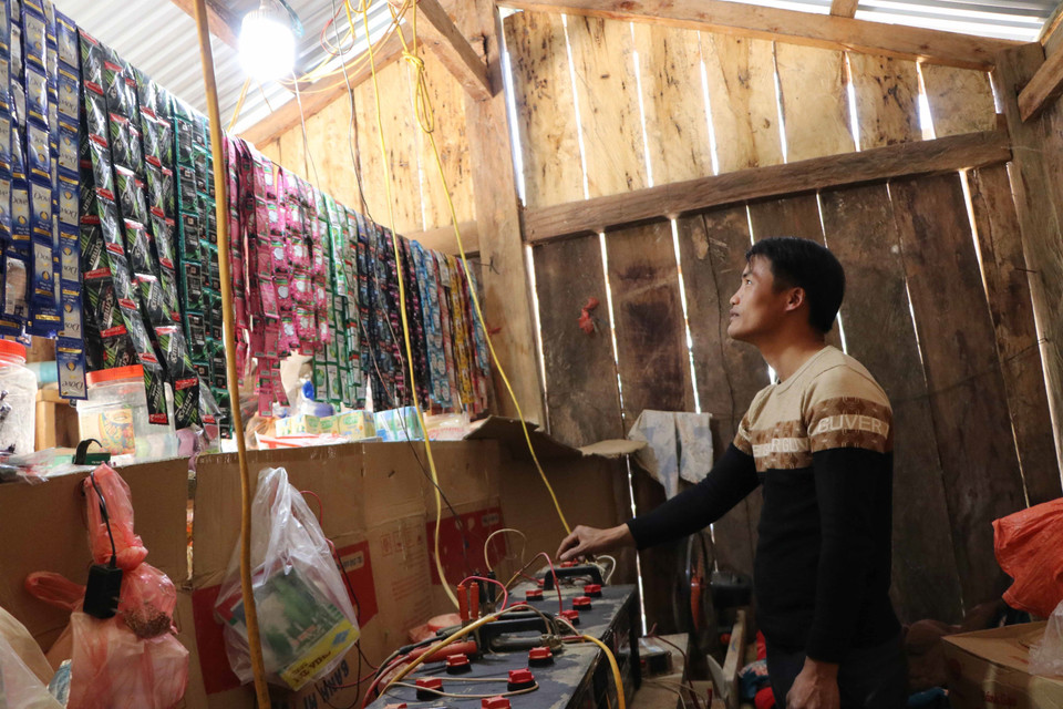 Điện mặt trời chỉ đủ dùng nhu cầu tối thiểu cho các gia đình ở bản Tia Ma Mủ, xã Tà Tổng. (Ảnh: Nguyễn Oanh/TTXVN)