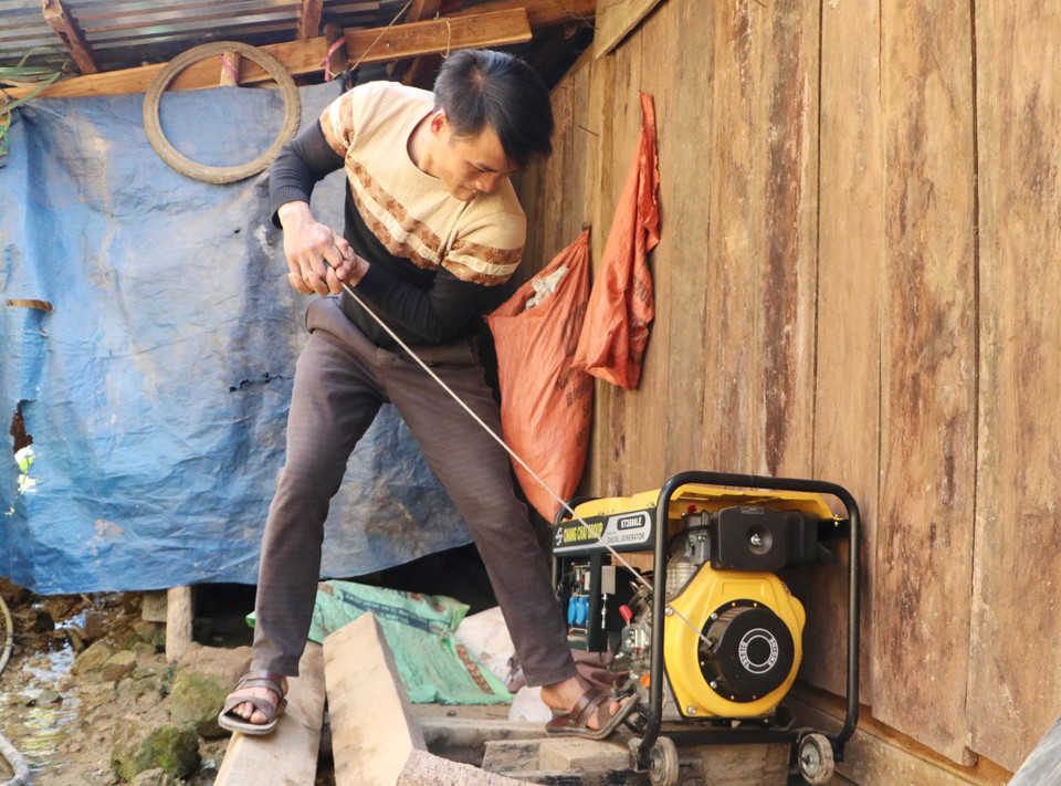 Phó bản Tia Ma Mủ Giàng A Tịnh là một trong những gia đình hiếm hoi tại bản có máy phát điện. (Ảnh: Nguyễn Oanh/TTXVN)