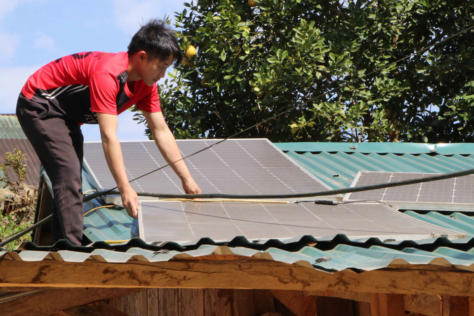 Người dân bản Tia Ma Mủ, xã Tà Tổng phải đầu tư điện mặt trời để thắp sáng. (Ảnh: Nguyễn Oanh/TTXVN)