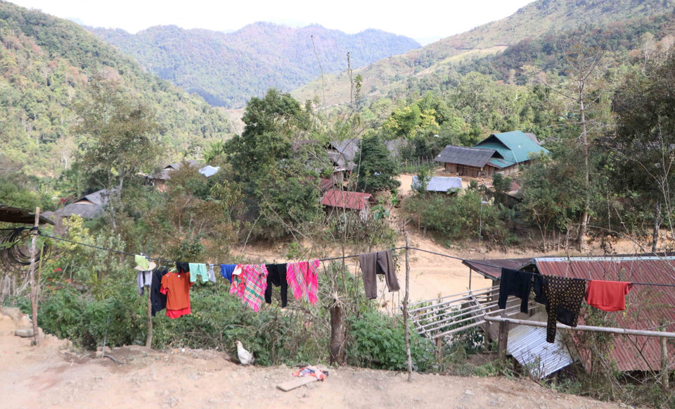Không có điện khiến bản nghèo Tia Ma Mủ, xã Tà Tổng khó khăn trong việc phát triển kinh tế - xã hội. (Ảnh: Nguyễn Oanh/TTXVN)