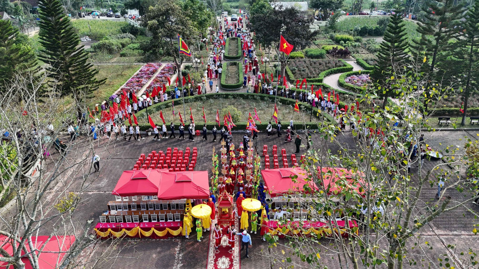 Thực hiện nghi thức tế giỗ tại nhà thờ Hải Thượng Lãn Ông Lê Hữu Trác (xã Sơn Giang). (Ảnh: Hữu Quyết/TTXVN)