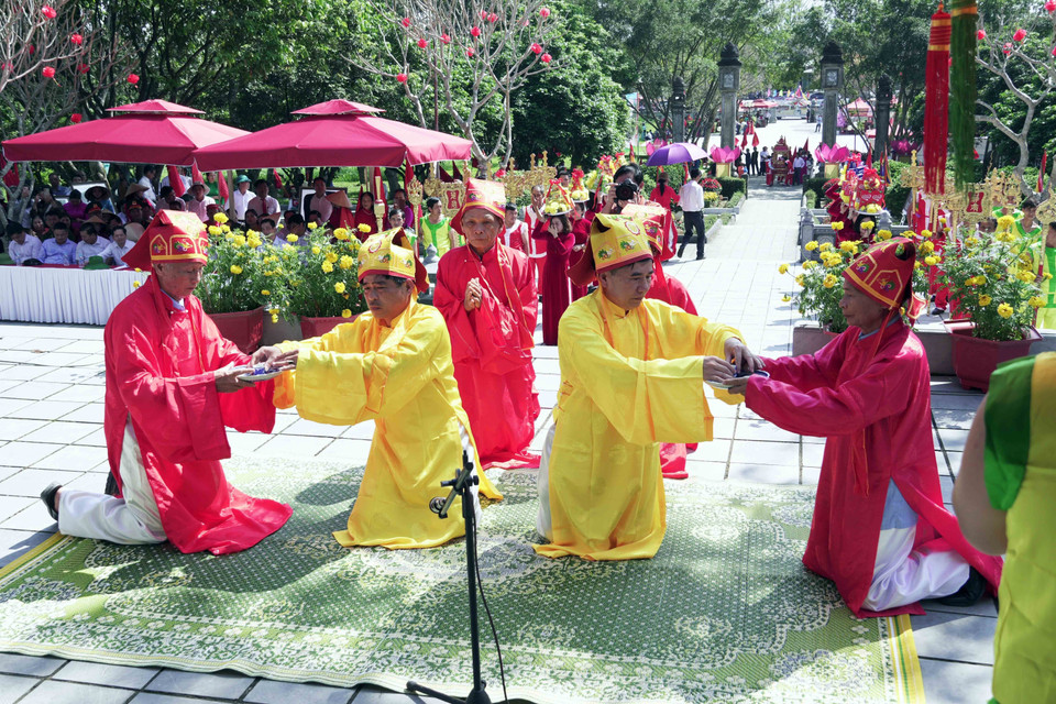 Lễ tế dâng hương theo phong tục địa phương tại khu mộ Hải Thượng Lãn Ông Lê Hữu Trác (xã Hương Sơn). (Ảnh: Hữu Quyết/TTXVN)