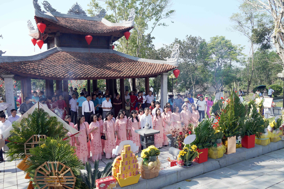 Du khách dâng hương tưởng niệm tại phần mộ Hải Thượng Lãn Ông - Lê Hữu Trác ở xã Hương Sơn. (Ảnh: Hữu Quyết/TTXVN)