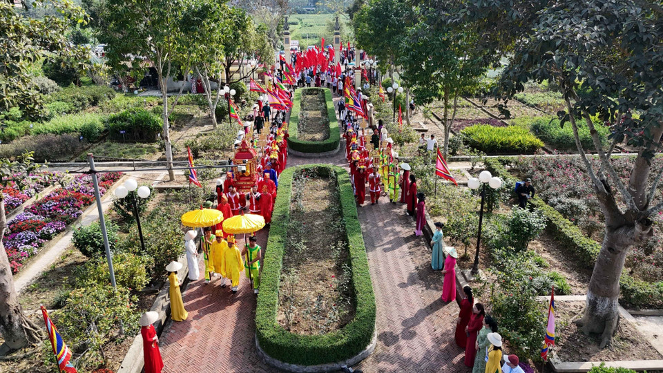 Lễ tế dâng hương theo phong tục địa phương tại khu mộ Hải Thượng Lãn Ông Lê Hữu Trác (xã Hương Sơn). (Ảnh: Hữu Quyết/TTXVN)