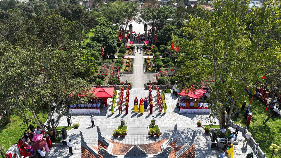 Lễ tế dâng hương theo phong tục địa phương tại khu mộ Hải Thượng Lãn Ông Lê Hữu Trác (xã Hương Sơn). (Ảnh: Hữu Quyết/TTXVN)