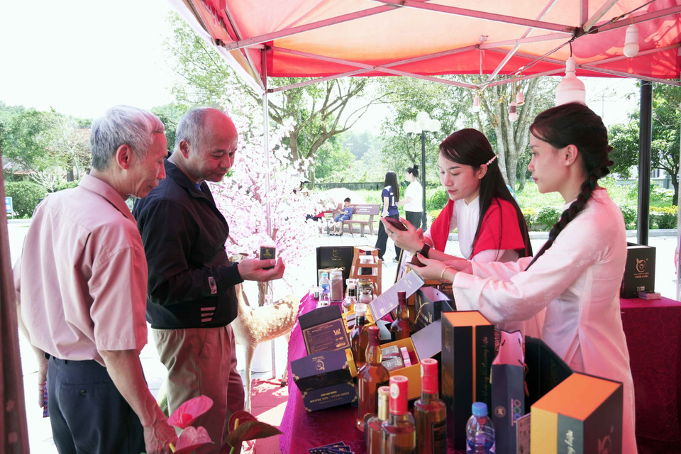 Du khách tham quan, trải nghiệm các gian hàng trưng bày sản phẩm OCOP trong khuôn khổ lễ hội. (Ảnh: Hữu Quyết/TTXVN)