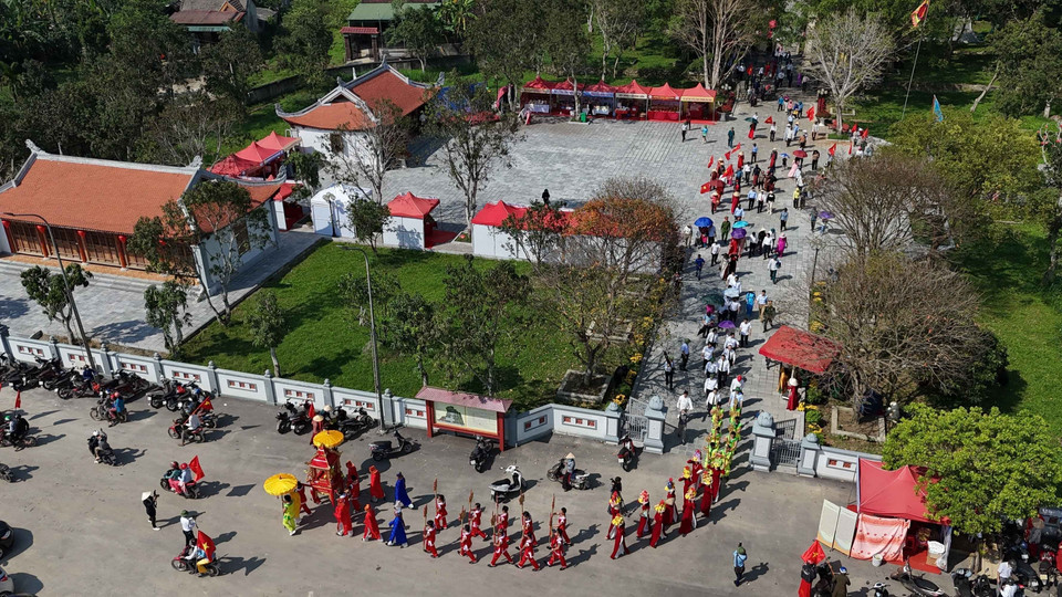 Lễ tế dâng hương theo phong tục địa phương tại khu mộ Hải Thượng Lãn Ông Lê Hữu Trác (xã Hương Sơn). (Ảnh: Hữu Quyết/TTXVN)