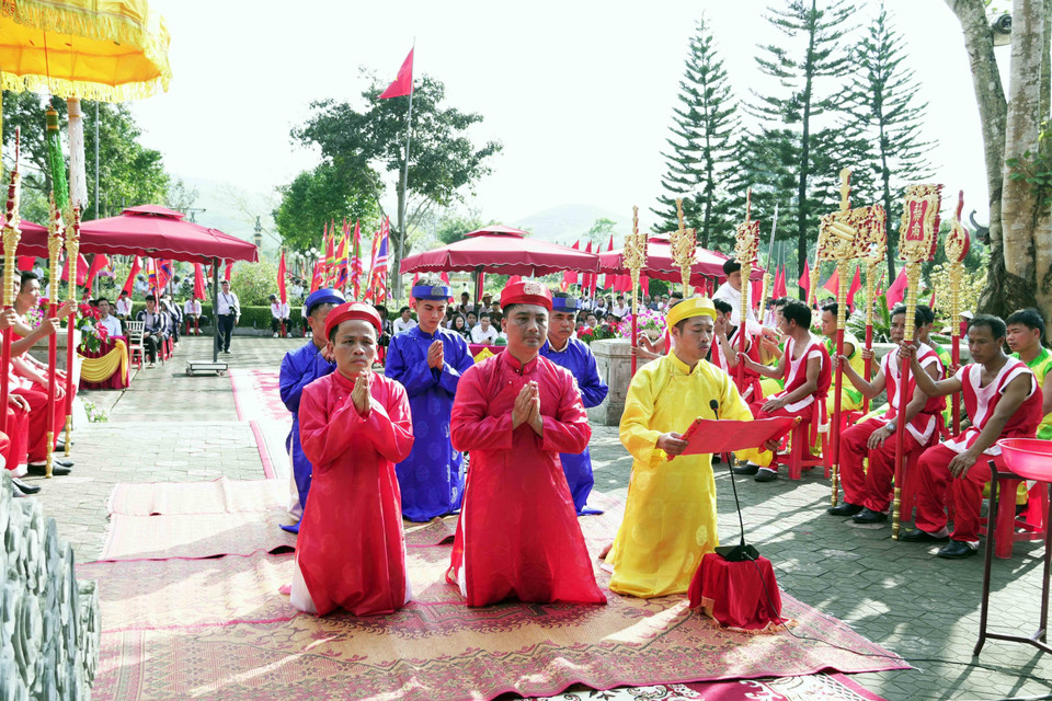 Thực hiện nghi thức tế giỗ tại nhà thờ Hải Thượng Lãn Ông Lê Hữu Trác (xã Sơn Giang). (Ảnh: Hữu Quyết/TTXVN)