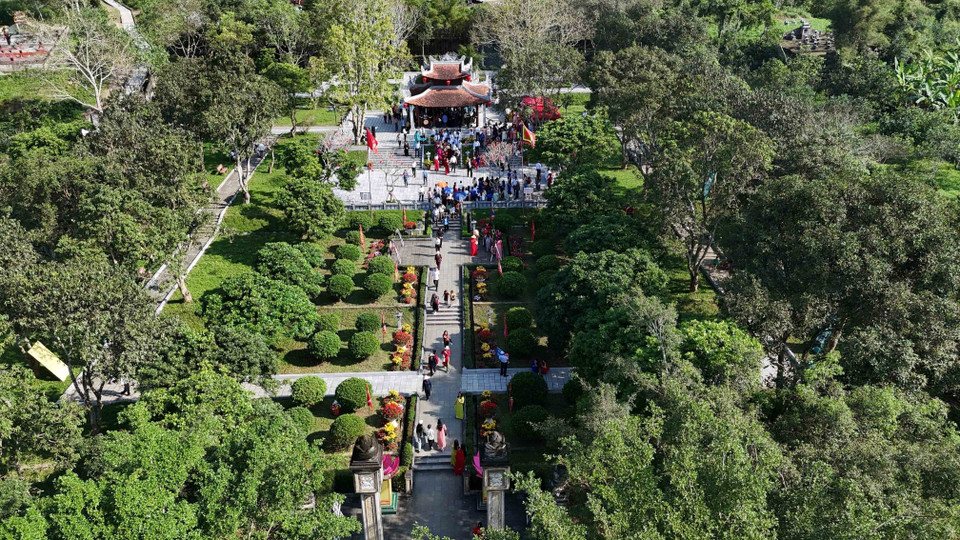 Những ngày này, Khu di tích Khu di tích Quốc gia đặc biệt Hải Thượng Lãn Ông - Lê Hữu Trác thu hút đông đảo du khách về tham dự lễ hội. (Ảnh: Hữu Quyết/TTXVN)