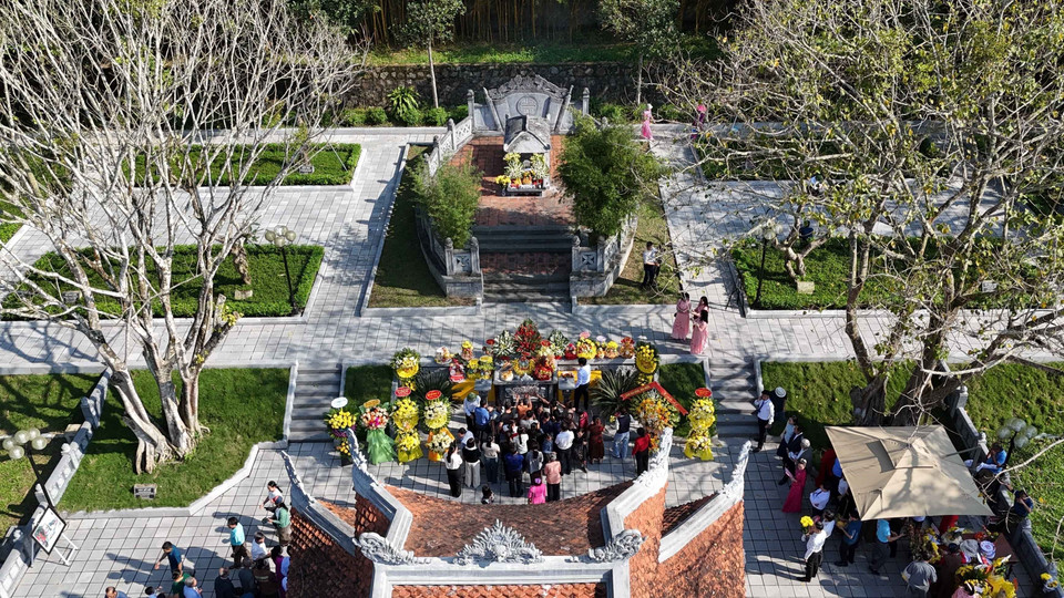 Du khách dâng hương tưởng niệm tại phần mộ Hải Thượng Lãn Ông - Lê Hữu Trác ở xã Hương Sơn. (Ảnh: Hữu Quyết/TTXVN)