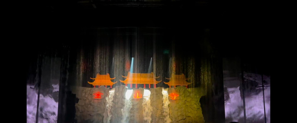 Được trình diễn một cách sống động như ngoài đời thật, show diễn mang đến cho khán giả trải nghiệm hình ảnh cũng như tái hiện lại những yếu tố lịch sự chạm vào lòng người.. (Ảnh: Anh Quang/Vietnam+)