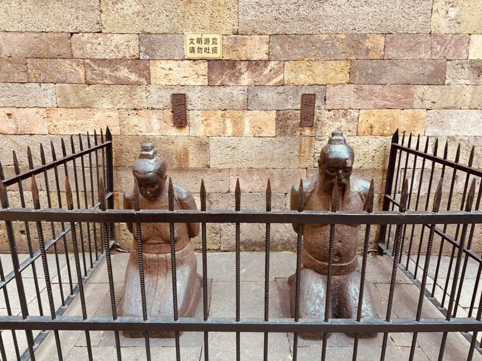 Tháng 11/1141 (tháng 10 âm lịch) cha con Nhạc Phi, Nhạc Vân cùng tướng dưới trướng là Trương Hiến bị Tần Cối hãm hại vu ông làm phản, bị bắt vào Đại Lý tự, và bị tra tấn vô cùng dã man, tàn khốc để ép cung. Cả 3 quyết không nhận tội, cuối cùng Nhạc Phi bị đánh và ép thuốc độc chết khi đó ông 39 tuổi, Nhạc Vân (23 tuổi) và Trương Hiến bị chém ngang lưng trước, sau đó bị chém đầu thị chúng. (Ảnh: Anh Quang/Vietnam+)