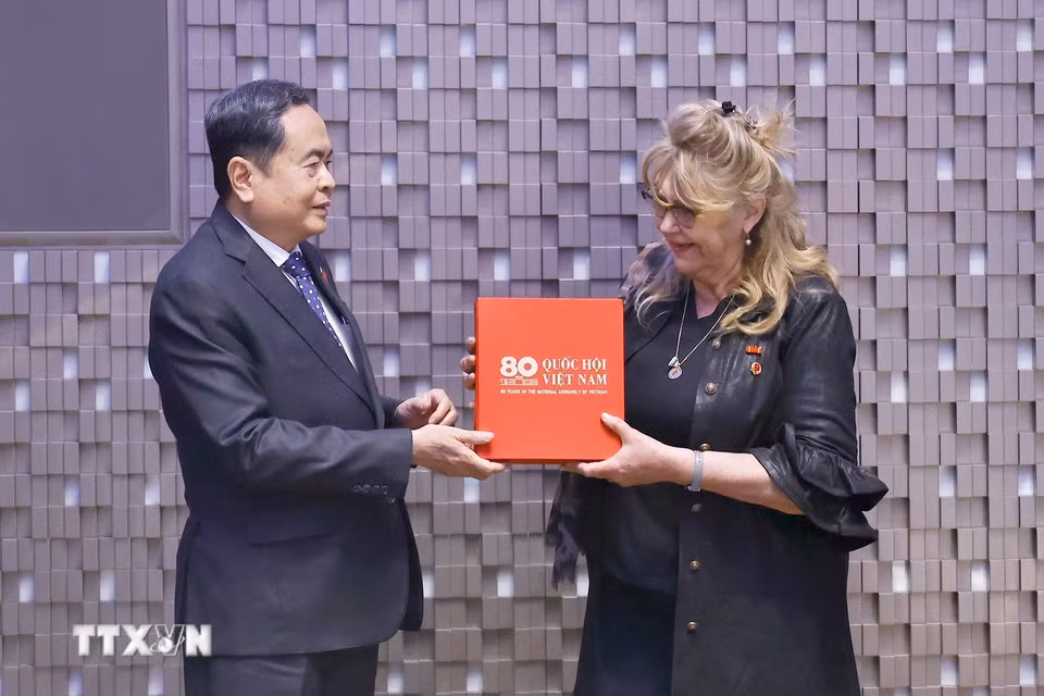 Chủ tịch Bet88app còn khuyến mãi Trần Thanh Mẫn tặng cuốn sách "80 năm Bet88app còn khuyến mãi Việt Nam" cho bà Sandra Scagliotti, Lãnh sự danh dự Việt Nam tại Torino. (Ảnh: Doãn Tấn/TTXVN)