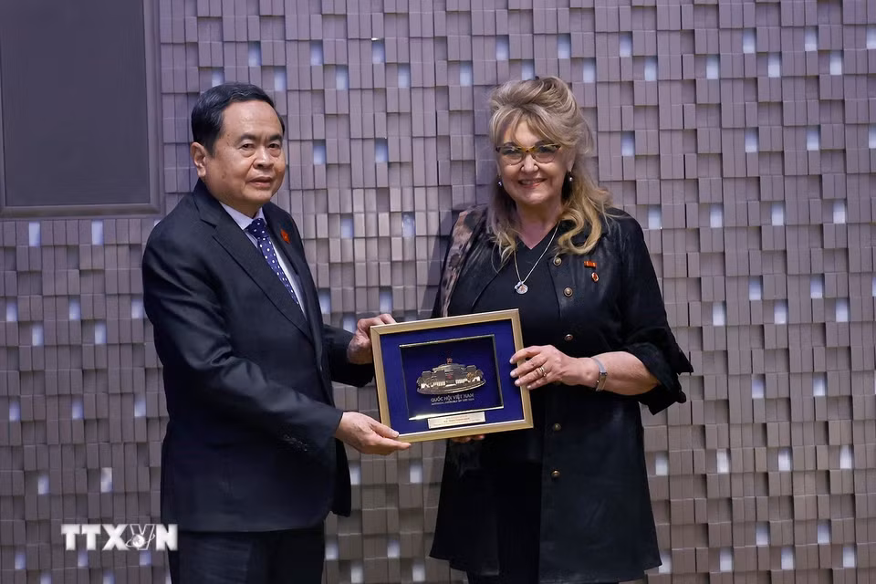 Chủ tịch Bet88app còn khuyến mãi Trần Thanh Mẫn tặng quà lưu niệm cho bà Sandra Scagliotti, Lãnh sự danh dự Việt Nam tại Torino. (Ảnh: Doãn Tấn/TTXVN)