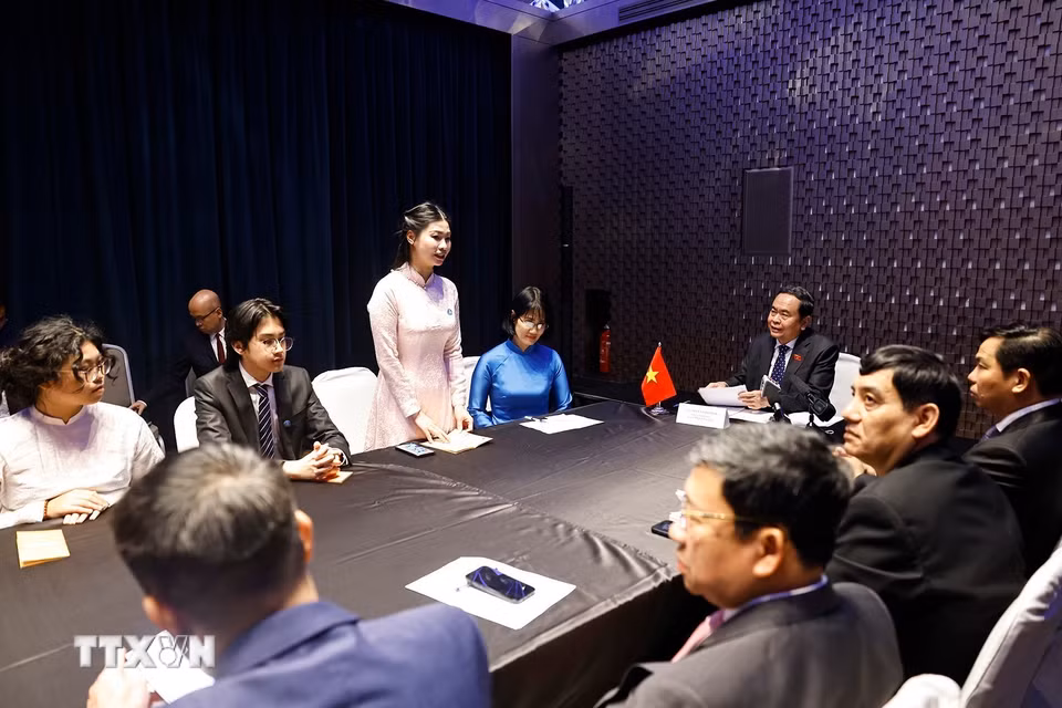 Chủ tịch Hội Sinh viên Việt Nam tại Italy Vũ Thị Bích Diệp phát biểu. (Ảnh: Doãn Tấn/TTXVN)