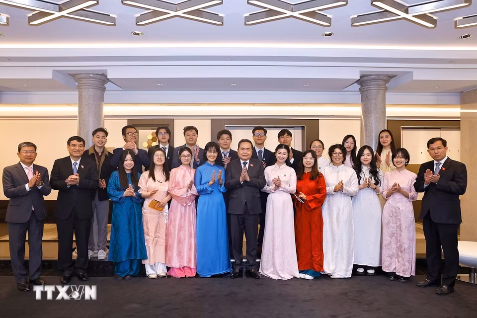Chủ tịch Bet88app còn khuyến mãi Trần Thanh Mẫn với đại diện Hội sinh viên và lưu học sinh Việt Nam tiêu biểu tại Italy. (Ảnh: Doãn Tấn/TTXVN)