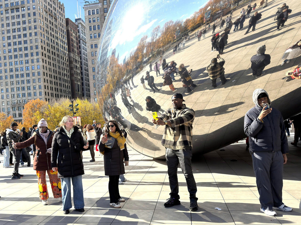 Du khách chụp ảnh selfie bên “Hạt đậu”. (Ảnh: Ngọc Quang/TTXVN)