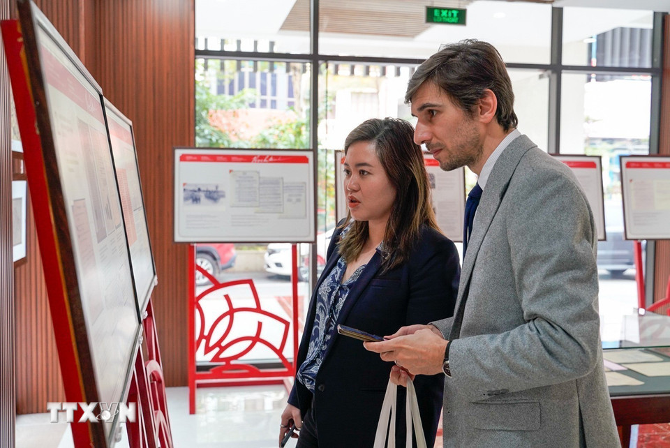 Các đại biểu tham quan không gian. (Ảnh: Khánh Hoà/TTXVN)