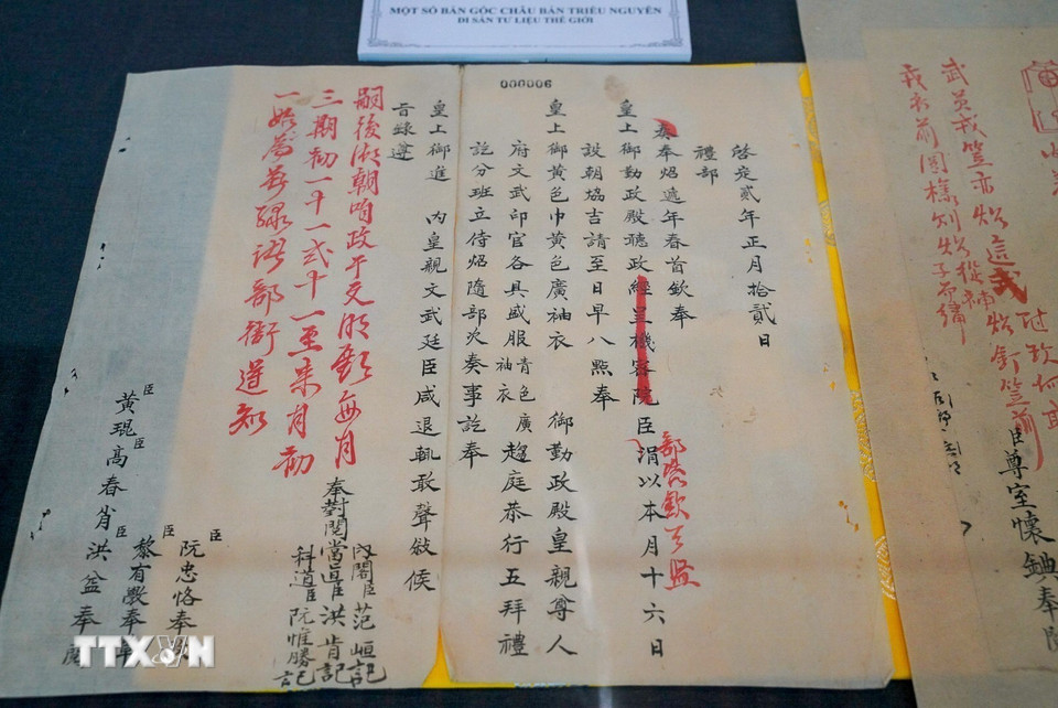 Một Châu bản triều Nguyễn - Di sản tư liệu thế giới của Việt Nam được UNESCO ghi danh được trưng bày. (Ảnh: Khánh Hoà/TTXVN)