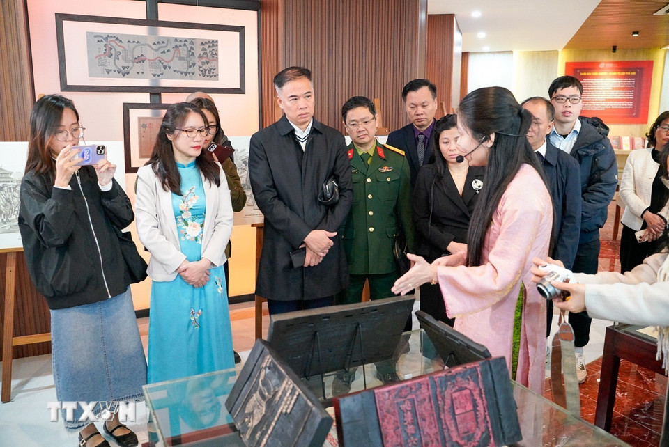 Các đại biểu tham quan không gian. (Ảnh: Khánh Hoà/TTXVN)