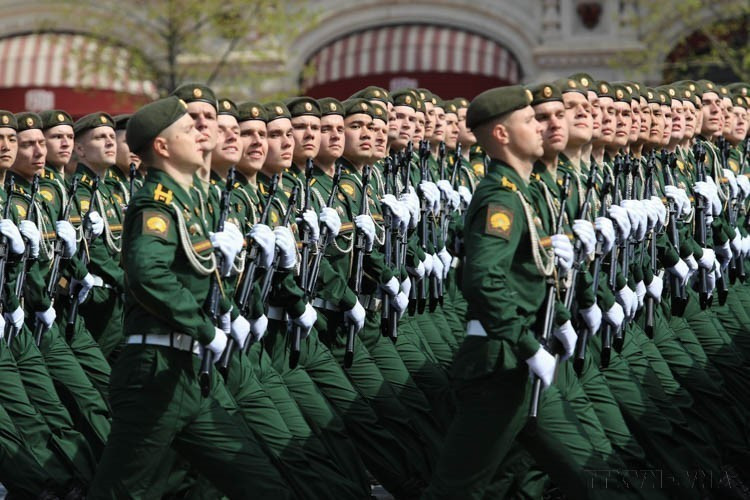 Khối quân nhân diễu binh qua lễ đài trong Lễ duyệt binh kỷ niệm 77 năm Chiến thắng phátxít (1945 - 2022), tại Quảng trường Đỏ ở thủ đô Moskva (Nga, 9/5/2022). (Ảnh: Trần Hiếu /TTXVN)