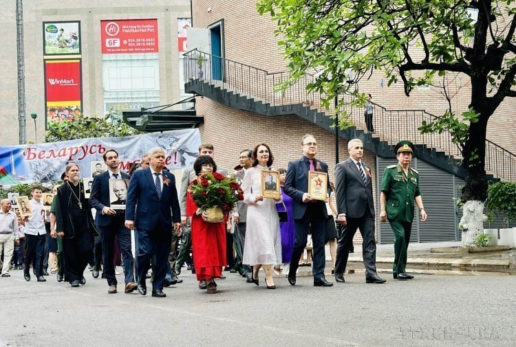 Các đại biểu tham gia hoạt động diễu hành “Binh đoàn bất tử”, tưởng nhớ người đã thiệt mạng trong Chiến tranh Vệ quốc vĩ đại do Đại sứ quán Liên bang Nga tại Việt Nam và Trung tâm Khoa học - Văn hóa Nga tại Hà Nội phối hợp tổ chức (3/5/2024). (Ảnh: Việt Đức/TTXVN)