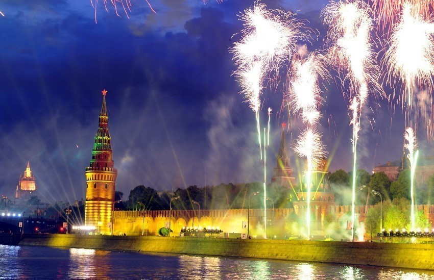 Pháo hoa mừng chiến thắng trong Lễ kỷ niệm 65 năm Ngày chiến thắng phátxít, tại Moscow, Nga, ngày 9/5/2010. (Ảnh: AFP/TTXVN)