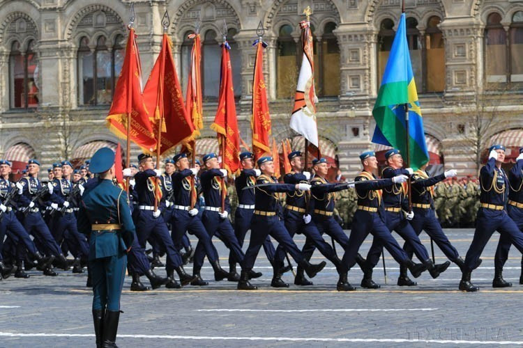 Khối quân nhân các quân binh chủng diễu binh qua lễ đài trong Lễ duyệt binh kỷ niệm 77 năm Chiến thắng phátxít (1945 - 2022), tại Quảng trường Đỏ ở thủ đô Moskva (Nga, 9/5/2022). (Ảnh: Trần Hiếu /TTXVN)