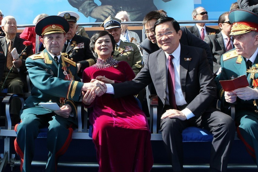 Chủ tịch nước Trương Tấn Sang và Phu nhân với cựu chiến binh Nga trên khán đài dự Lễ kỷ niệm 70 năm Chiến thắng trong Chiến tranh Vệ quốc vỹ đại (Nga, 9/5/2015). (Ảnh: Nguyễn Khang/TTXVN)