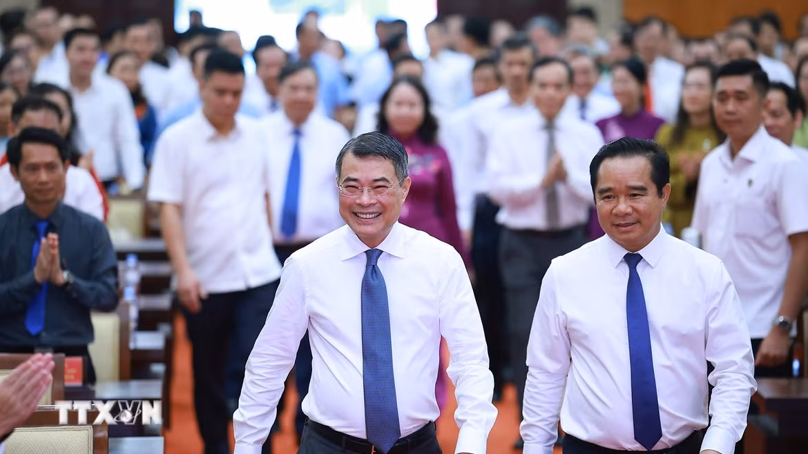 Thủ tướng Lê Minh Hưng đến chủ trì làm việc với Ban Thường vụ Thành ủy Thành phố Hồ Chí Minh. (Ảnh: Dương Giang/TTXVN)