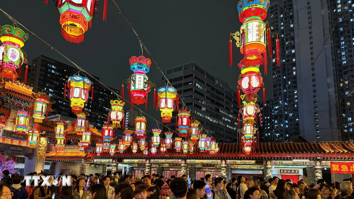 Nhiều bạn trẻ đến lễ Nguyệt Lão tại Wong Tai Sin để cầu duyên thành công. (Ảnh: Mạc Luyện/TTXVN)