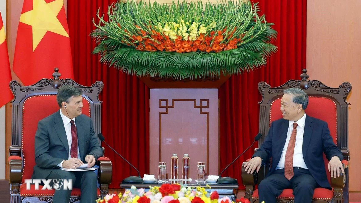 Tổng Bí thư Tô Lâm tiếp Giám đốc Học viện Tổng thống Liên bang Nga Aleksey Komissarov. (Ảnh: Thống Nhất/TTXVN)