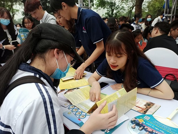 Thí sinh tham gia ngày hội tư vấn tuyển sinh để lựa chọn ngành, trường xét tuyển đại học. (Ảnh: Phạm Mai/Vietnam+) Bật mí chiến lược điều chỉnh nguyện vọng xét tuyển đại học năm 2021 ảnh 1