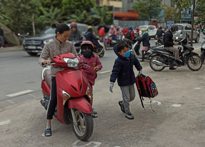 Hà Nội rét đậm, phụ huynh thấp thỏm ngóng thông tin nghỉ học ảnh 1