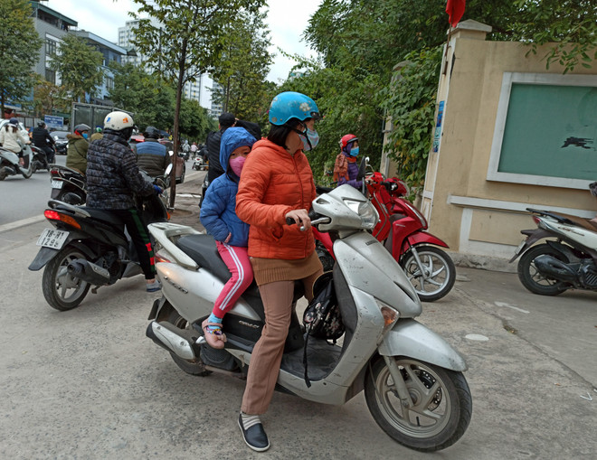 Hà Nội: Cha mẹ học sinh phải ký cam kết về đảm bảo an toàn giao thông ảnh 1