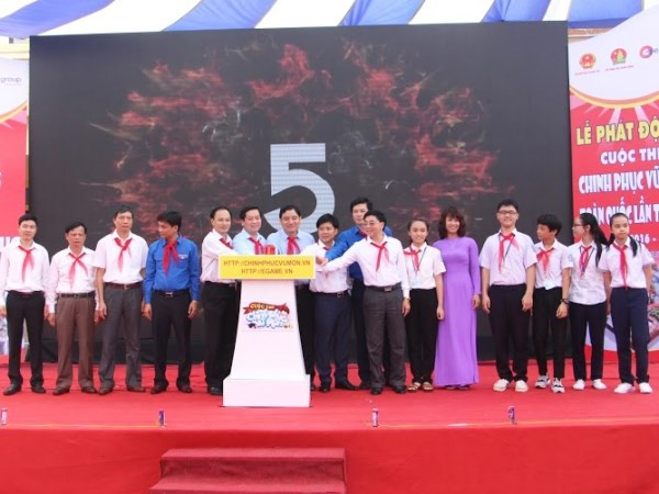 Đại diện ban tổ chức và các em học sinh cùng ấn nút phát động cuộc thi Chinh phục vũ môn toàn quốc lần thứ 3, ngày 26/9, tại Nghệ An. (Ảnh: Ban tổ chức) Phụ huynh gửi Bộ trưởng tâm thư về việc đưa game online vào trường học ảnh 1