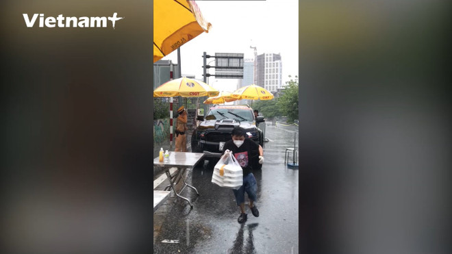 Ấm áp người dân tiếp đồ ăn cho các cán bộ trực chốt dưới mưa ảnh 1