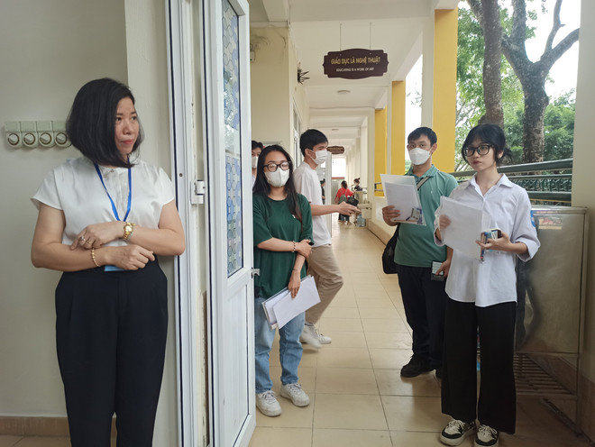 Thí sinh hồi hộp bước vào môn thi đầu tiên của kỳ thi tốt nghiệp THPT ảnh 2