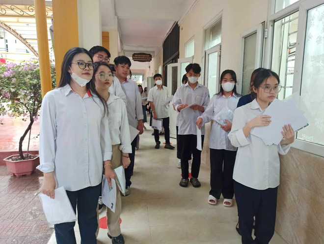 Thí sinh dự thi môn Ngữ văn tại điểm thi Trường Trung học cơ sở Hoàng Liệt, Hoàng Mai, Hà Nội. (Ảnh minh họa: Phạm Mai/Vietnam+) 11 thí sinh vi phạm quy chế bị xử lý kỷ luật trong buổi thi môn Văn ảnh 1