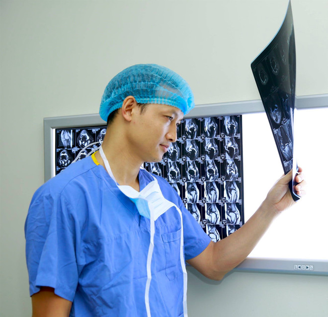 Bác sỹ 'nghìn like' ra sách, hé lộ những chuyện có thật trong phòng mổ ảnh 2