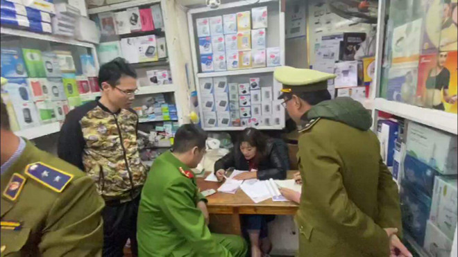 Hà Nội: Xử phạt hai cơ sở bán khẩu trang với giá ''cắt cổ'' ảnh 1